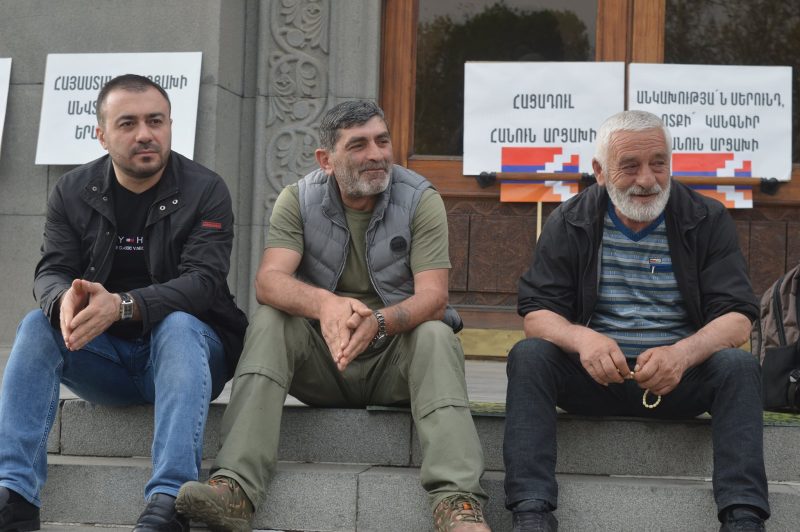 Ազատամարտիկ Աշոտ Սեւյանը նստացույցով միանում է հացադուլի մեջ գտնվող 44 օրյա պատերազմի մասնակիցներին