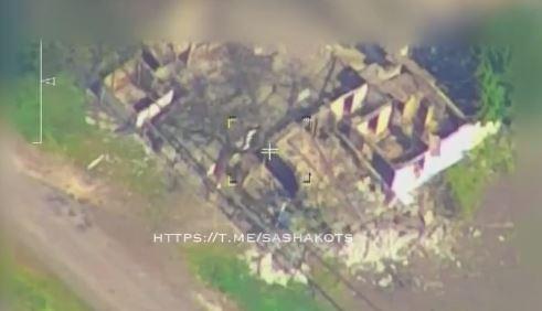 Արկը հարվածում տան ավերակներին, որտեղ գտնվում էին ուկրաինացի զինվորները (Տեսանյութ)