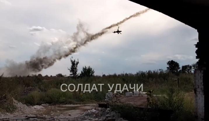 Ռուսական ուղղաթիռների հրթիռային հարվածներն ուկրաինական զորքին եւ տեխնիկային Իզյումի մոտ (Տեսանյութ)