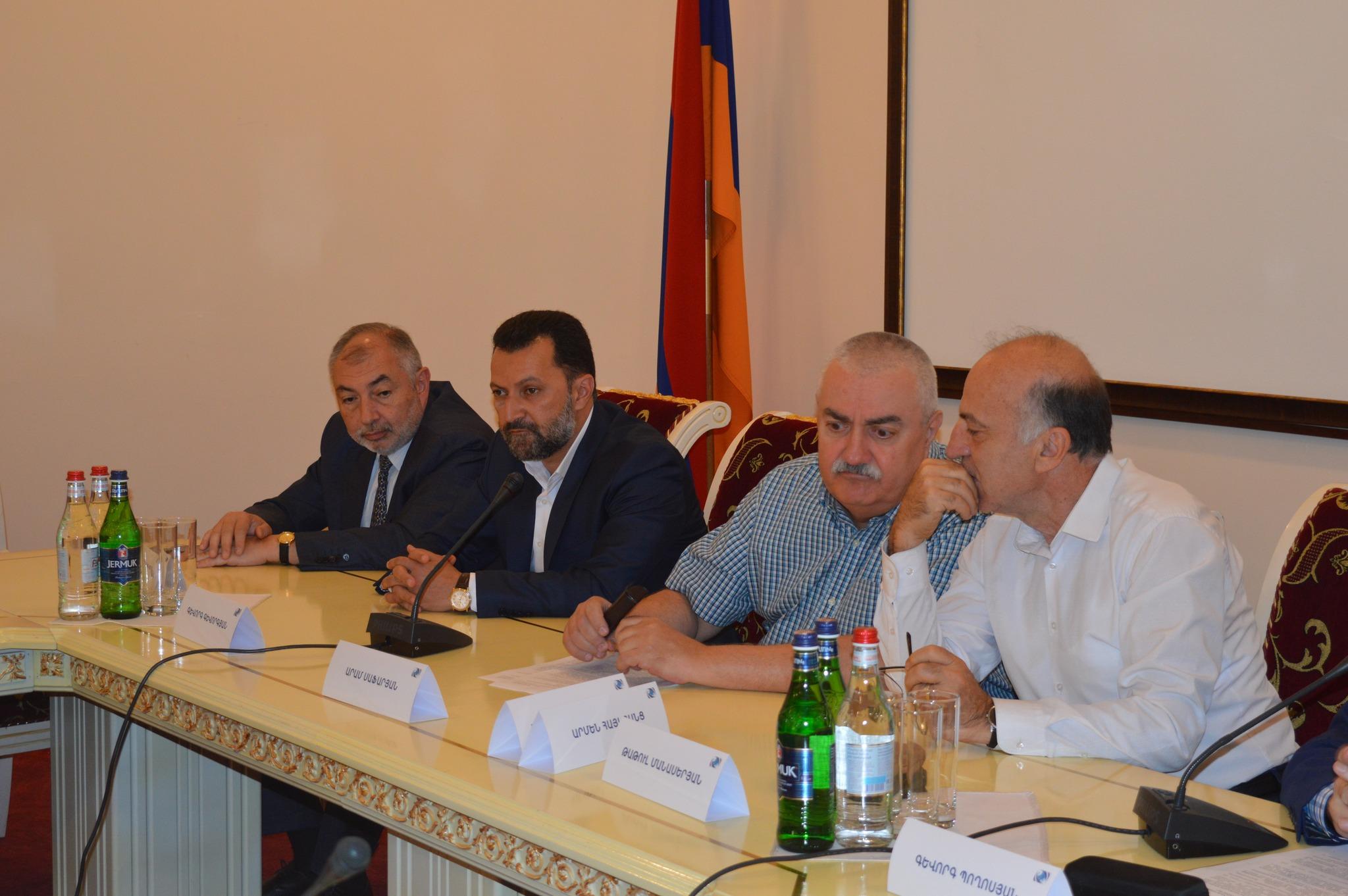 В Ереване обсудили процесс урегулирования  армяно-азербайджанских и армяно-турецких отношений