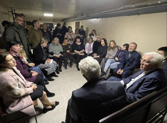 Գերմանիայի նախագահ Շտայնմայերի խաբելով մեկ ժամ պահել են Չեռնիգովի ռմբապաստարանում (Ֆոտո)