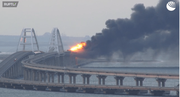 На Крымском мосту произошел подрыв грузового автомобиля