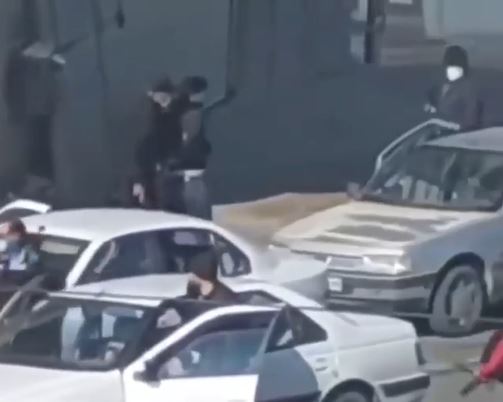 Իրանի անվտանգության ուժերը հերթական շպիոնին տեղավորում են մեքենայի բեռնախցիկում (Տեսանյութ)