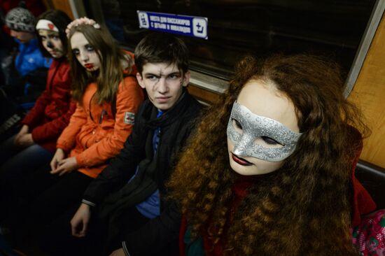 В России в Хэллоуин задержали “ведьм”, “смерть с косой” и “оборотней”