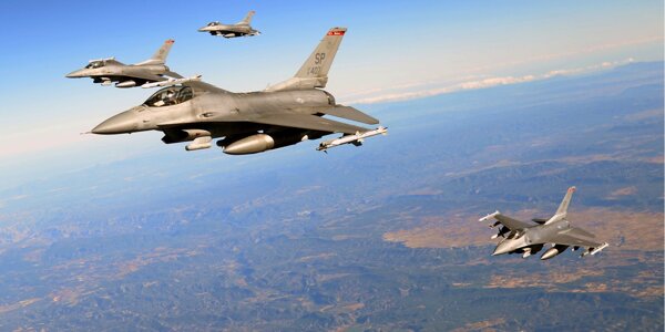 США заявили, что разрешат своим западным союзникам поставлять Украине истребители F-16