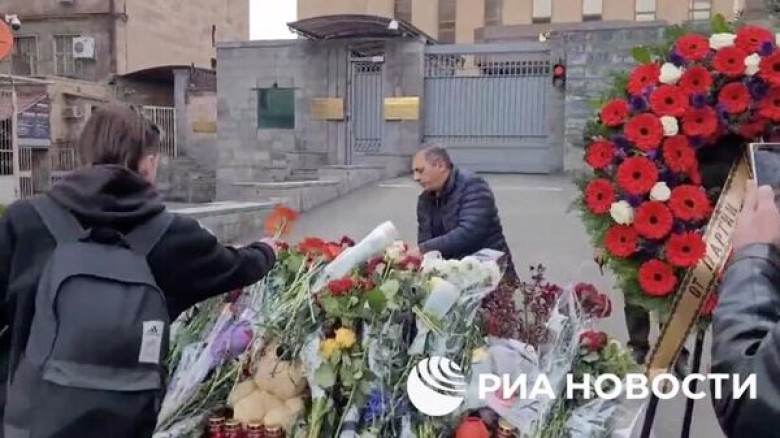Жители Армении несут цветы к посольству России в Ереване